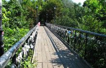 В Киеве девушка прыгнула с Моста влюбленных