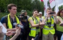Хмельницька міліція роздає журналістам спецжилети на акцію “Вставай, Україно!”