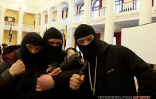 У Києві журналісту кинули у обличчя яйцем