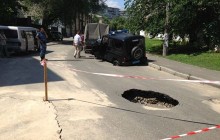 У Києві міліцейський автомобіль провалився в яму на дорозі (фото)