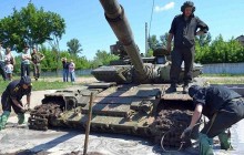 На Харьковщине курсанты-танкисты практиковались в эвакуации бронетехники из водоема