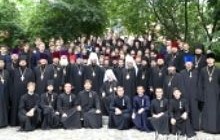 Митрополит Киевский Владимир совершил литургию и возглавил выпускной акт КДАиС