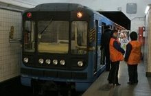 Человек, упавший на пути на станции «Шулявская», погиб