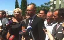 Яценюк із «групою підтримки» прийшов до стін Адміністрації Президента (фото)