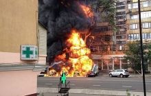 У центрі Алма-Ати загорівся 8-поверховий будинок, у який врізався бензовоз (відео)