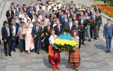 В Киеве по случаю Дня Конституции состоялось возложение цветов к памятникам Шевченко и Грушевскому