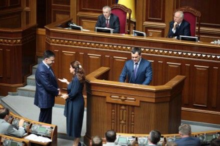 Захарченко пришел к нардепам Захарченко пришел к нардепам