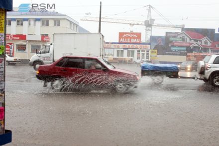 В Полтаве подтопило центральные улицы / Фото: kolo.poltava.ua В Полтаве подтопило центральные улицы / Фото: kolo.poltava.ua