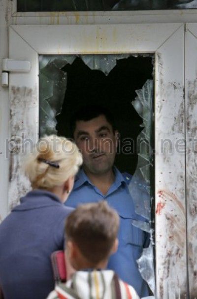Сотрудник милиции в помещении райотдела милиции в поселке Врадиевка 