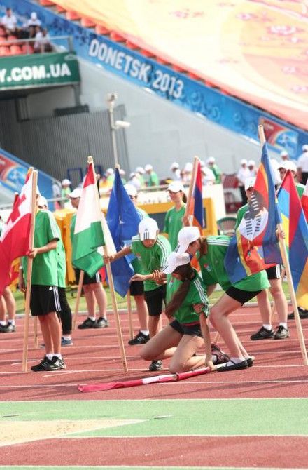 Одна з волонтерок знепритомніла через спеку / Фото Ольги Кононенко, donbass.ua