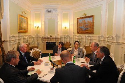 Премьер-министр Украины Николай Азаров во время встречи с делегацией компании ”Шелл”, 10 июля 2013 г. Премьер-министр Украины Николай Азаров во время встречи с делегацией компании ”Шелл”, 10 июля 2013 г.