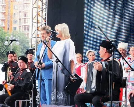 Ведущие концерта - Борис Корчевников и Светлана Леонтьева