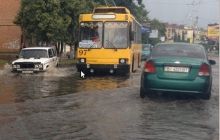 В Полтаве ливень затопил центральные улицы (фото)
