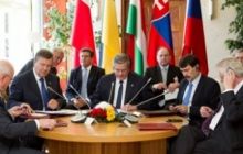 Янукович поблагодарил президентов Польши и Словакии за реверс