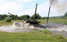 На реке Случь танкисты выполняют упражнения по подводному вождению
