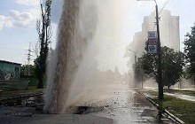 В Киеве из-под асфальта бил 15-метровый фонтан (фото)