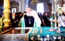 Предстоятель РПЦ поклонился честным мощам преподобных Сергия и Германа