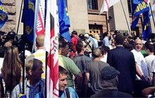 Под КГГА собралось более тысячи протестующих (фото)