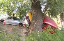 В Киеве микроавтобус едва не сорвался в воду (фото)