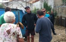 Несколько десятков «титушков» запугивают активистов в Десятинном переулке (фото)