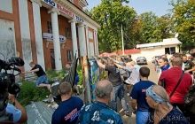 В Одесі протестувальники проти забудови скверу знесли огорожу (фото)