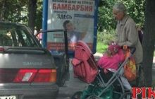 Самая пожилая роженица Украины просит с ребенком милостыню на улице