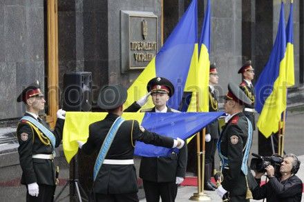 На Банковой подняли государственный флаг (фото) На Банковой подняли государственный флаг (фото)