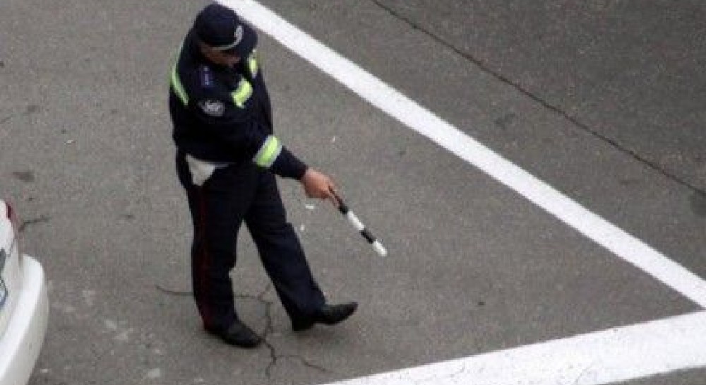 В Ужгороде женщина избила гаишников и ножом пробила им колесо | УНИАН