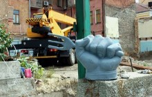 У Десятинному провулку в Києві встановили пам'ятник дерибану (фото)