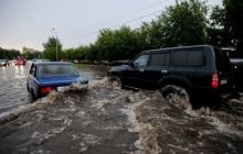 Злива затопила машини і двори в Москві