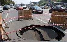Провал возле столичного моста Патона обещают залатать в течение суток