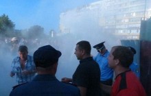 У Києві охоронці будівництва застосували сльозогінний газ проти активістів (фото, відео)