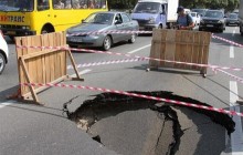 Провал возле столичного моста Патона уже засыпали