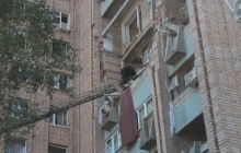 Азаров поручил выделить средства на ремонт разрушенного дома в Луганске