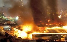 Возле метро Героев Днепра ночью сгорел рынок, люди говорят о поджоге (видео)