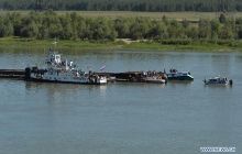 Водолазы ищут еще шестерых пассажиров теплохода, столкнувшегося с баржей (фото)