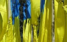 В Донецке перед горисполкомом подожгли украинские флаги (фото)