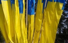 У центрі Донецька невідомі спалили українські прапори