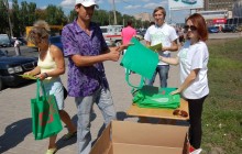 "Еко-варта" обмінювала пластикові пакети луганчан на екологічні сумки