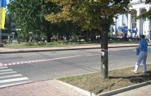 Янукович прибыл в Донецкий облдрамтеатр - за углом дежурят пожарные