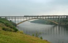 У Запоріжжі двоє чоловіків на спір стрибнули з 50-метрового мосту, один загинув
