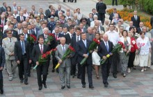 Ко Дню Независимости состоялось возложение цветов к памятникам Шевченко и Грушевскому