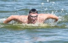 Тягнибок в честь праздника переплыл Днепр, а Кличко покатался с байкерами (фото)