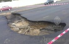 Величезна яма на одній з "артерій" Одеси паралізувала рух транспорту