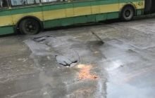 У Херсоні в яму на дорозі провалився тролейбус із пасажирами (фото, відео)