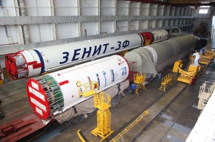 Ракета-носитель Зенит-2SБ, подготовка к запуску / Фото: сайт Роскосмоса Ракета-носитель Зенит-2SБ, подготовка к запуску / Фото: сайт Роскосмоса
