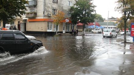 У Житомирі сильна злива затопила дороги і тротуари (фото) У Житомирі сильна злива затопила дороги і тротуари (фото)