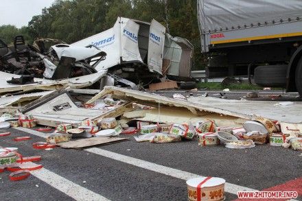 На Житомирщині через ДТП з чотирма фурами дорогу засипало тортами, є постраждалі (фото, відео)
