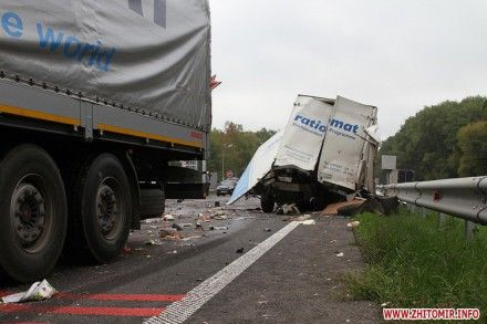 На Житомирщині через ДТП з чотирма фурами дорогу засипало тортами, є постраждалі (фото, відео)