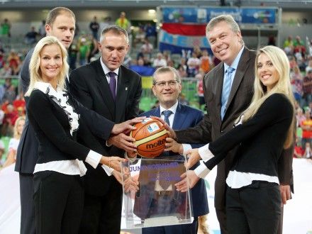 Словенія передала єстафету Євробаскета Україні Словенія передала єстафету Євробаскета Україні